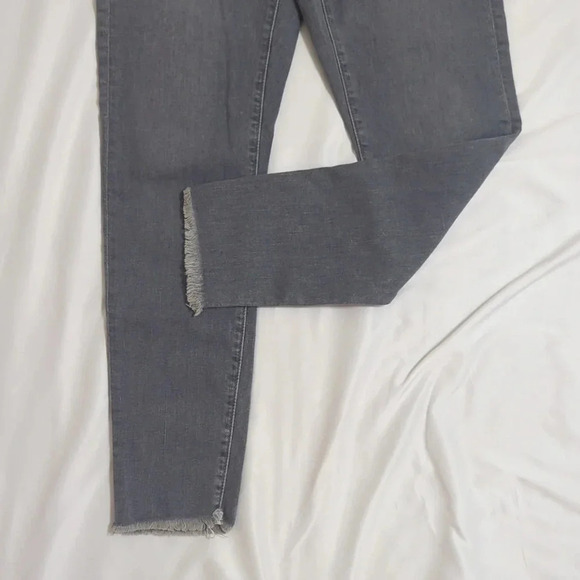 LOFT Fresh Cut Curvy Skinny Jeans, Color Light Wash Gray Size 6/28 - Picture 8 of 16